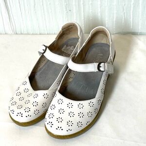 Alegria Women's White Cutout Mary Jane Flats 37 size 6.5-7